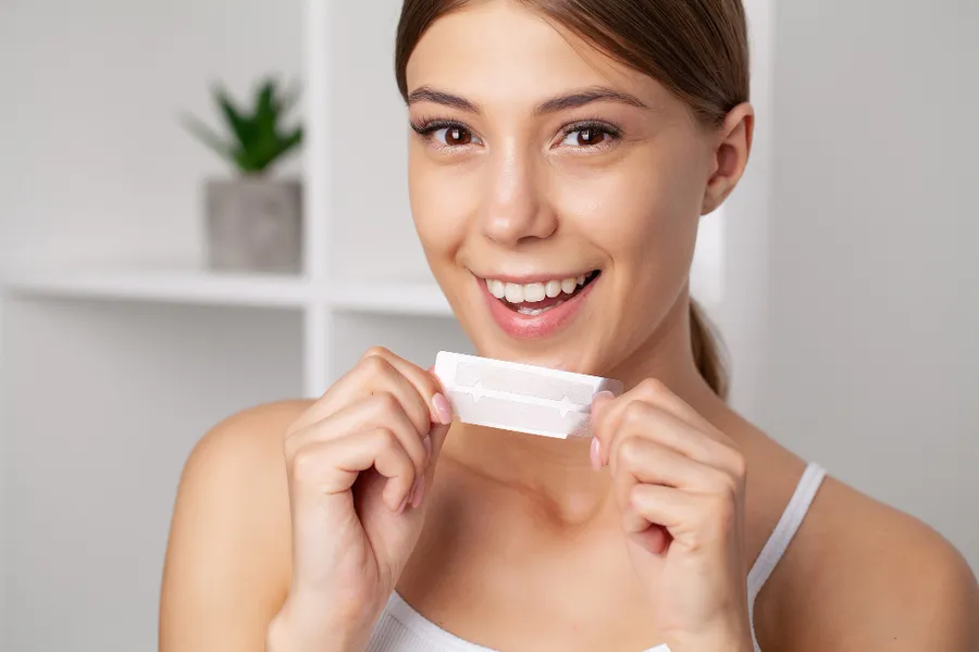 Bandes blanchissantes pour les dents : comment ça marche et est-ce sans danger ?