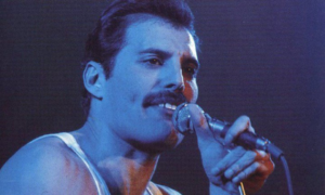 Freddie mercury teeth and in concert